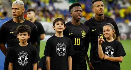 المنتخب البرازيلي يرتدي الزي الأسود لاول مرة في تاريخه